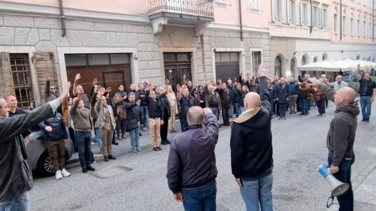 Fašistični pozdravi v spomin na Grilza (VIDEO)