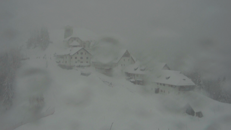 Plaz na Višarjah: deskar na snegu umrl v bolnišnici