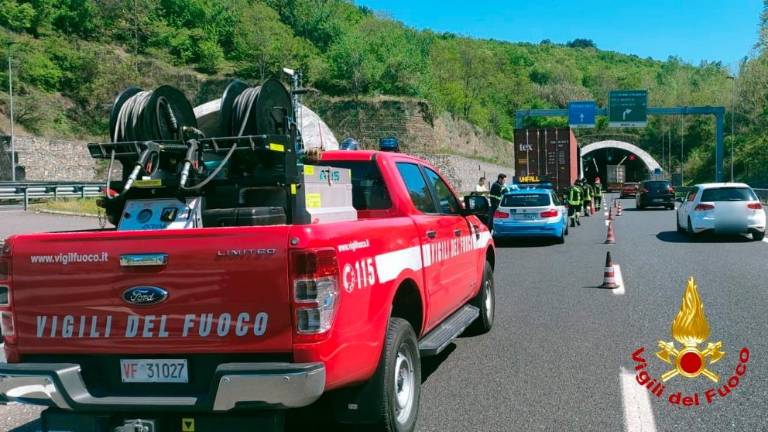 Pred predorom trčila avtomobil in tovornjak