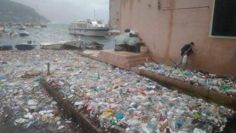 Južni vetrovi naplavili v Dalmacijo več ton odpadkov