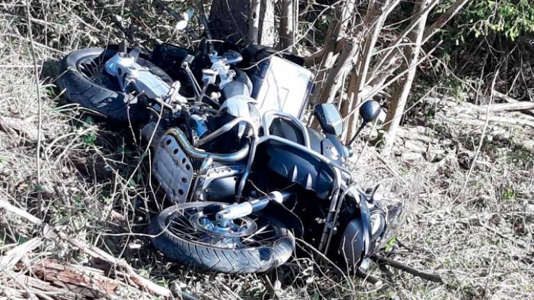 Hudo poškodovan italijanski motorist blizu Idrije