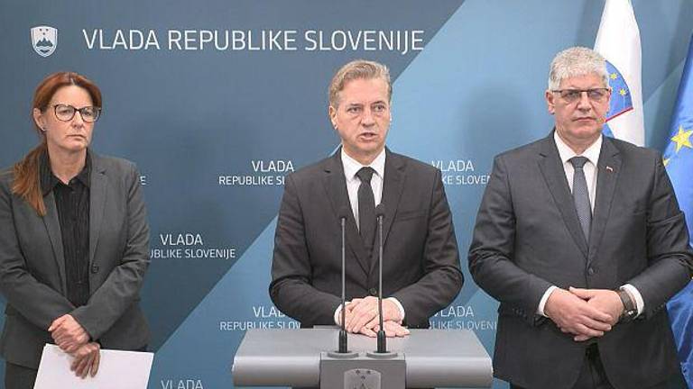 Zaradi umora v Novem mestu odstopila dva ministra