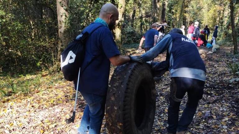 Ob Soči pobrali več kot pol tone odpadkov