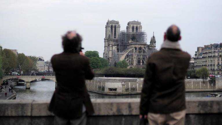 Požar v znameniti katedrali Notre Dame pogašen