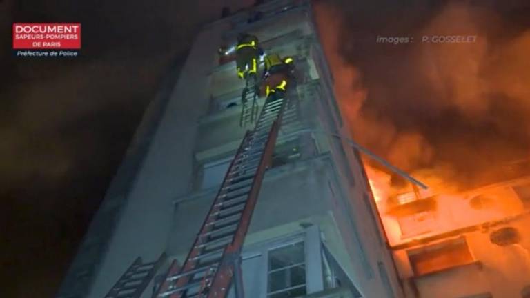 Silovit požar v Parizu (foto)