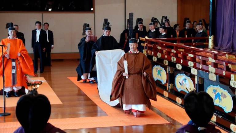Japonski cesar Naruhito formalno zasedel prestol krizantem