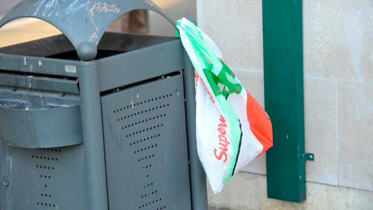 Plastične vrečke v Sloveniji od danes plačljive