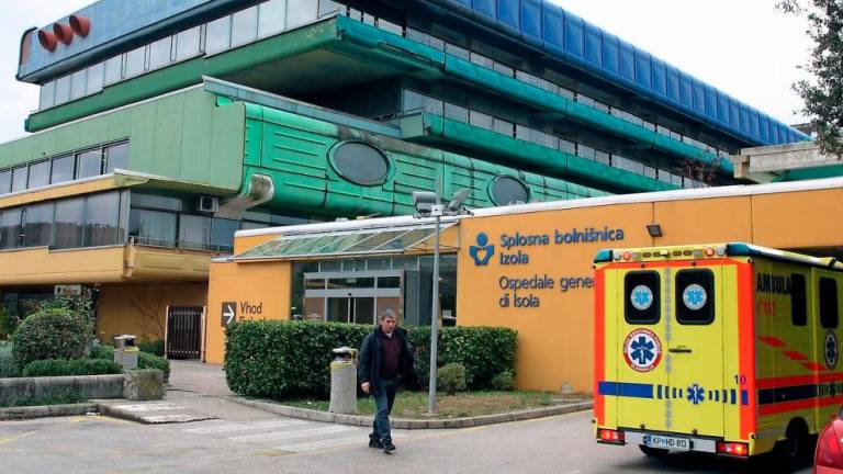 V več slovenskih bolnišnicah omejili obiske
