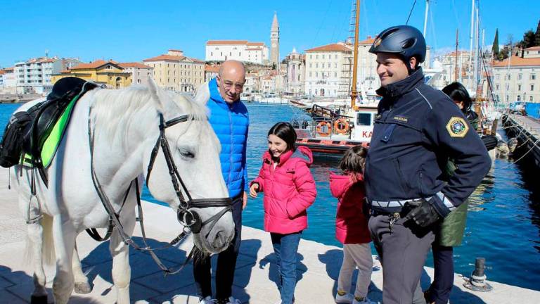 Policista na konjih v Piranu
