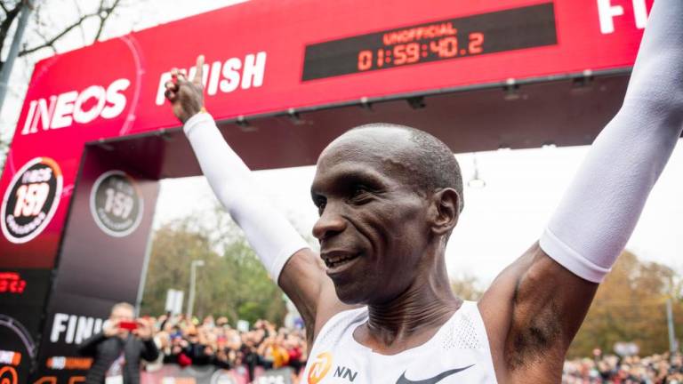 Kenijski atlet prvič v zgodovini pretekel maraton v manj kot dveh urah