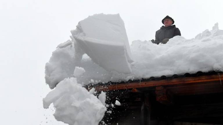 V Avstriji in na Bavarskem dramatične razmere zaradi snega