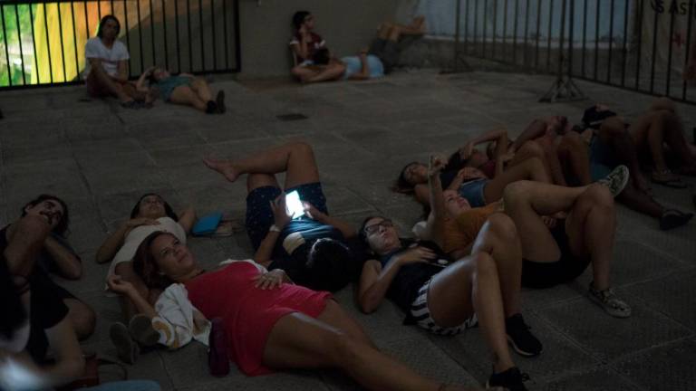 Nenavadno velika Luna se je odela v rdečo barvo