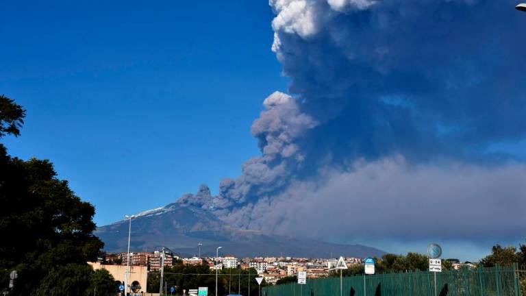 Etna povzroča potrese in škodo, manjši sunek tudi v Sloveniji