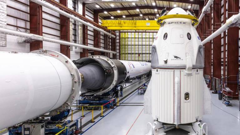 Vesoljsko plovilo SpaceX se vrača proti Zemlji