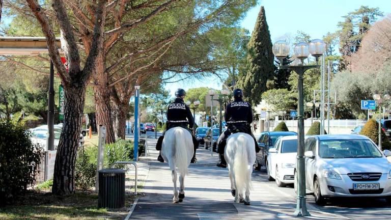 Policista na konjih v Piranu