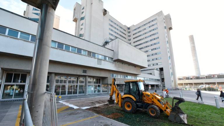 Je prenova katinarske bolnišnice ustavljena za daljši čas?