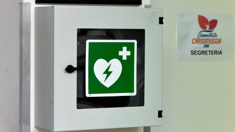 Ob defibrilatorju vedno tudi usposobljena oseba