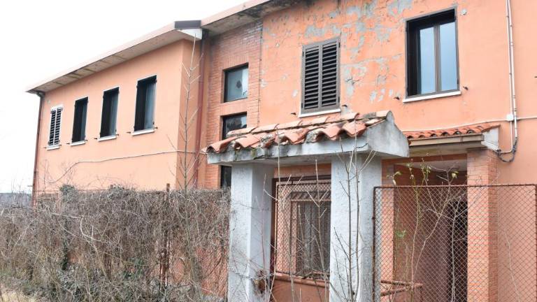 Pritegnila so ga aluminijasta polkna bivše kasarne