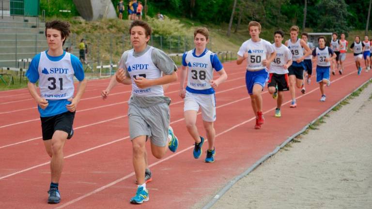 »V telovadnici mladostniki sedijo in čakajo«