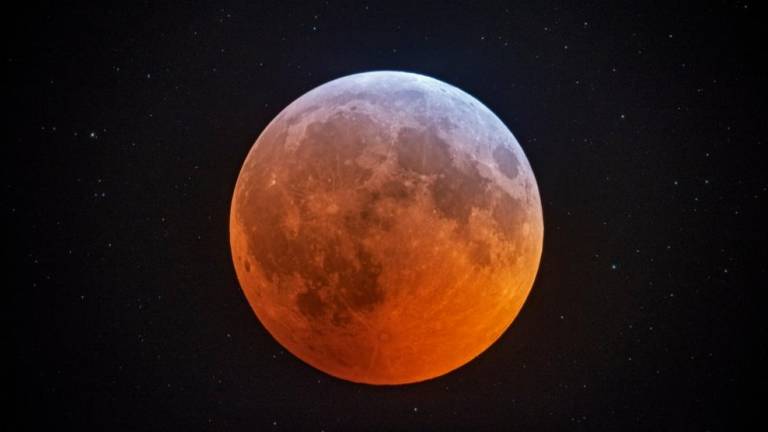 Nenavadno velika Luna se je odela v rdečo barvo