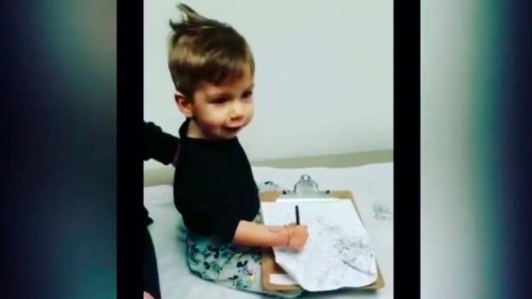 Mali Kris že sam sedi