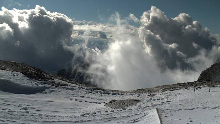 V prihodnjih urah hladna vremenska fronta