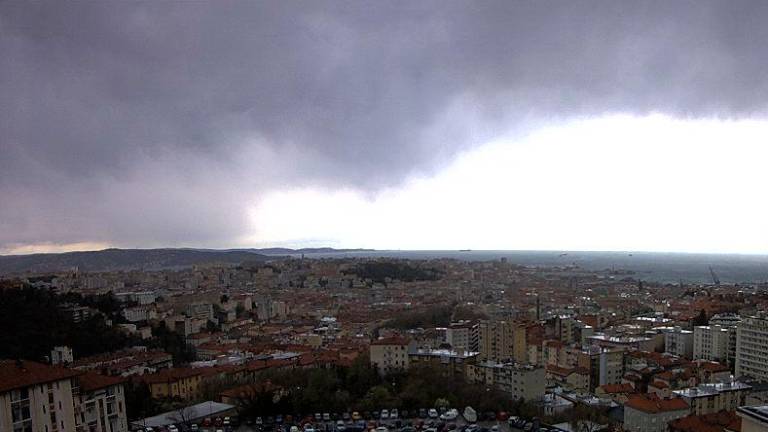 V Gročani sneži, ponekod 10°C manj kot zjutraj