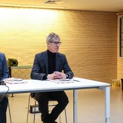 Guido Comis (desno, ob odborniku Anzilu) prevzema krmilo Miramarskega gradu