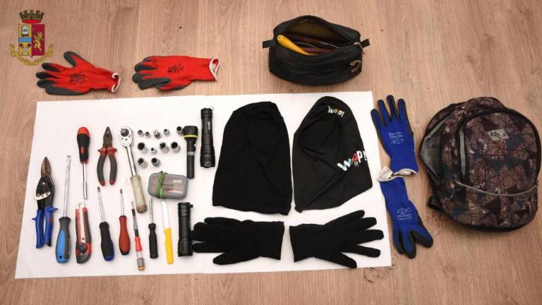 V ukradenem avtu z vlomilskim orodjem