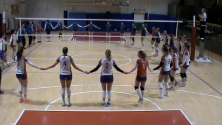 Zalet proti nasilju nad ženskami z ropotanjem v krogu (video)