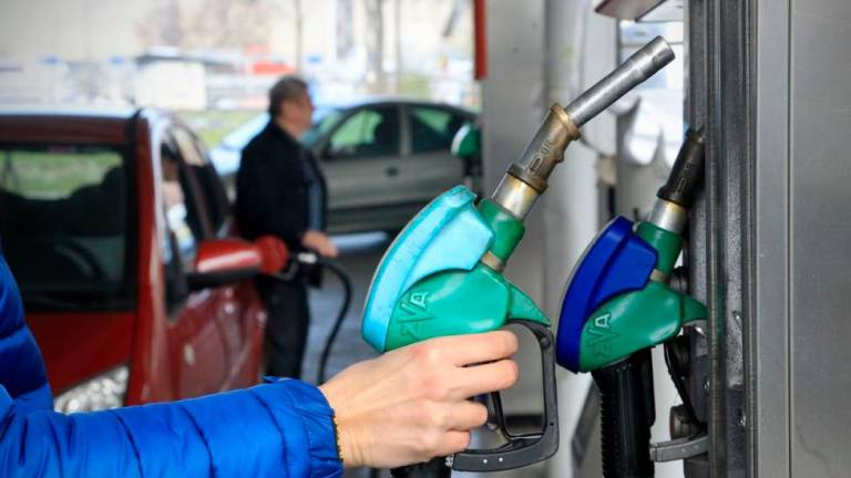 Cena bencina presegla 2 evra