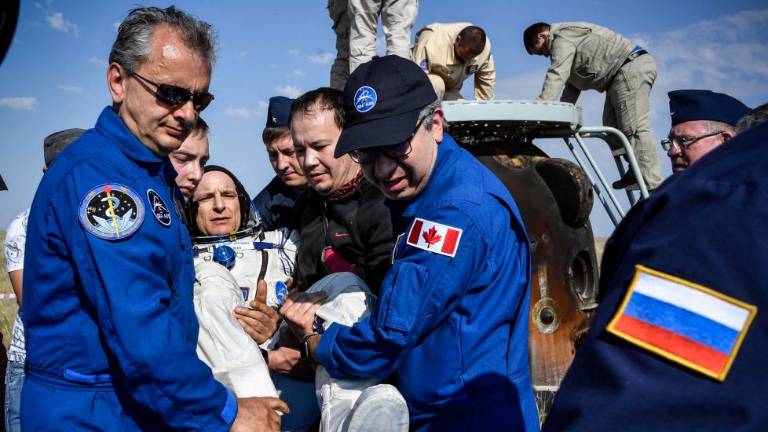 Posadka vesoljske postaje ISS se je srečno vrnila na Zemljo