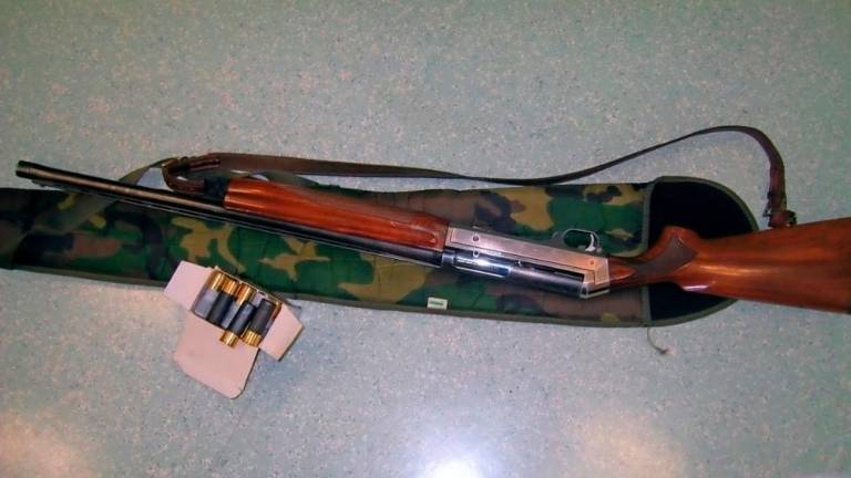 Ukradli pet lovskih pušk, pištoli in dvesto kosov streliva