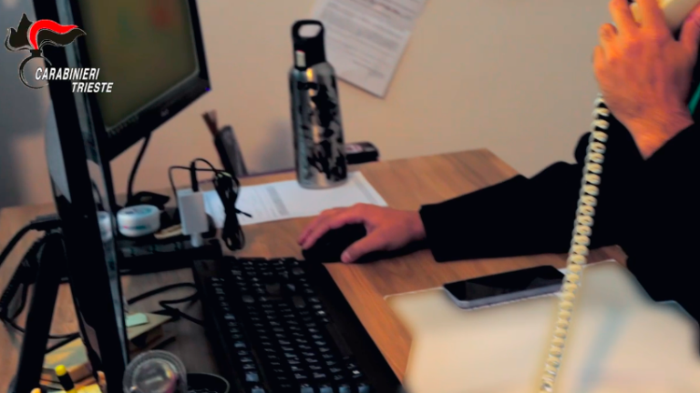 Na mobilniku hranil posnetke golih partnerkinih hčerk