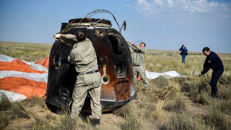 Posadka vesoljske postaje ISS se je srečno vrnila na Zemljo