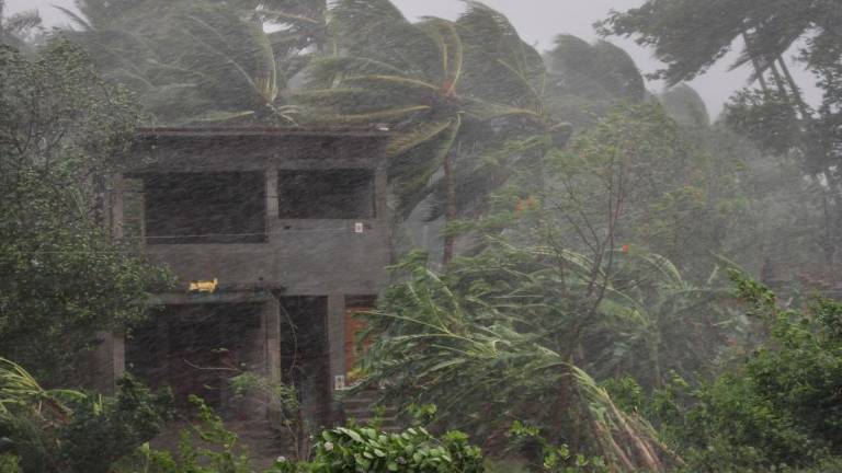 Ciklon Fani, ki je dosegel Indijo, vzbuja velik preplah