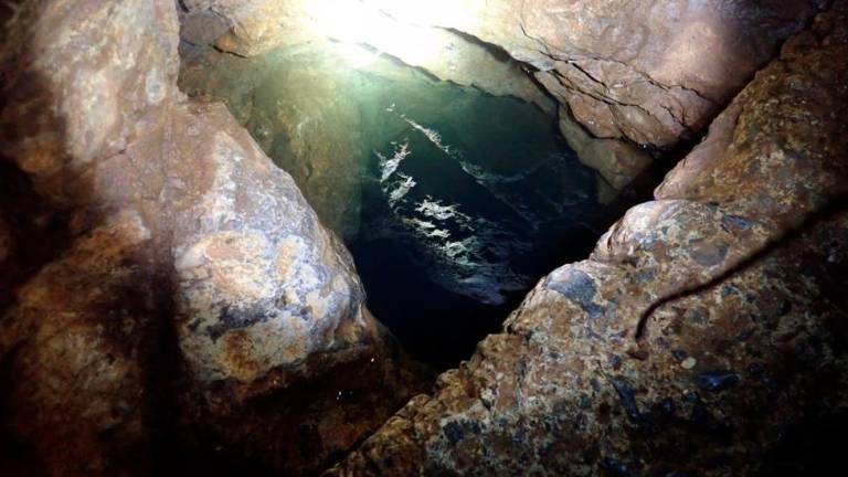 V jami pet metrov vode