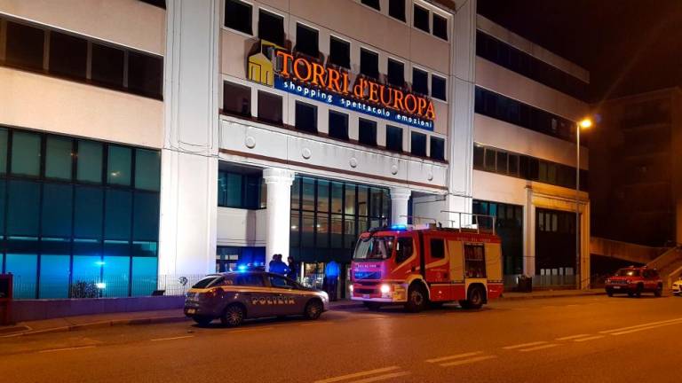 Zaradi požara so evakuirali trgovsko središče Torri d’Europa