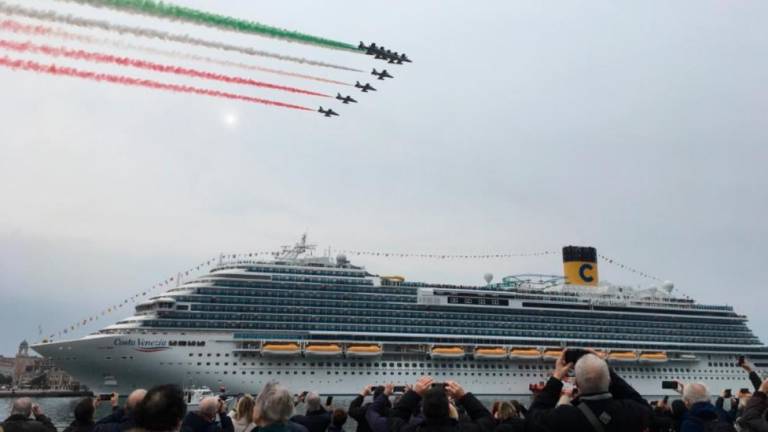 Frecce tricolori pozdravile ladjo Costa Venezia