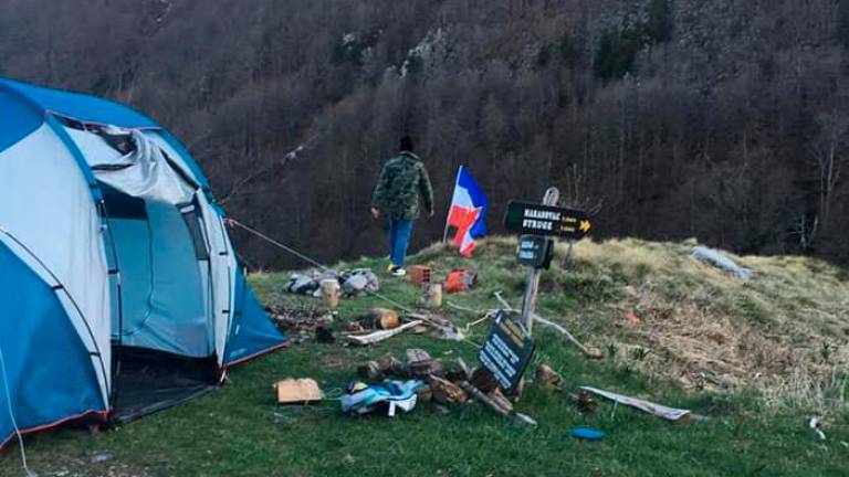 Slovenski turisti razjezili Zadrčane z jugoslovansko zastavo