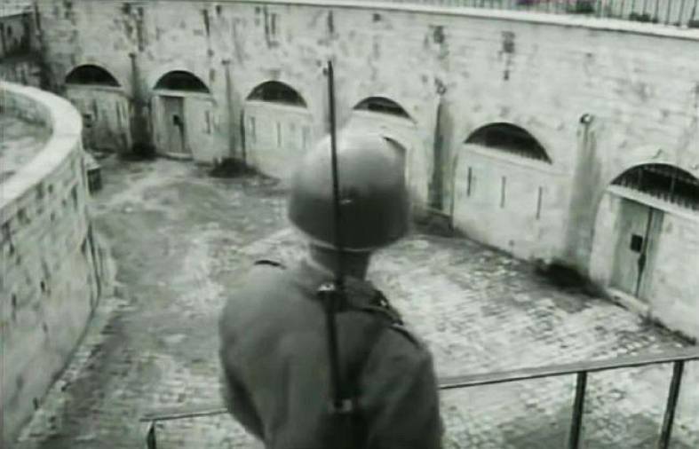 Italijanski vojak straži taborišč (iz filma Campo Mamula-Lupiga)