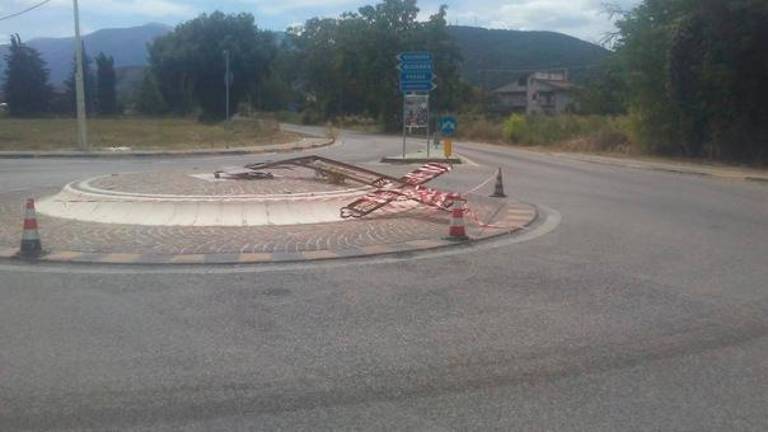 Z avtom podrla spomenik žrtvam fojb