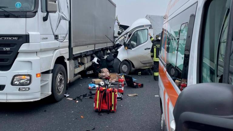 Na avtocesti A4 tovornjak trčil v kombi