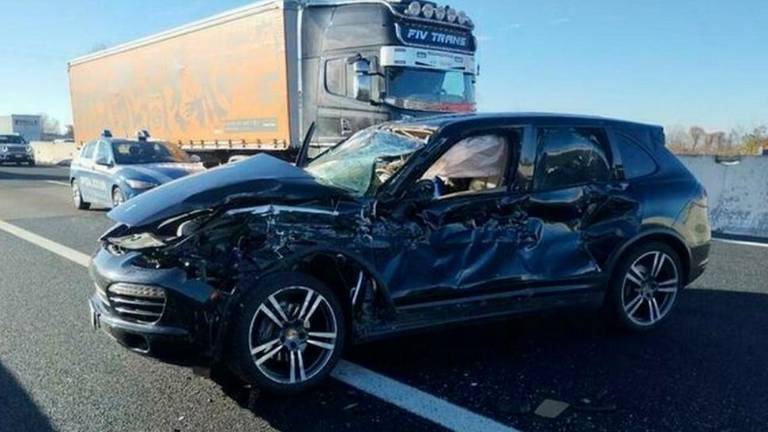 Na avtocesti A4 huje poškodovan voznik porscheja