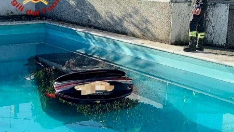 Z električnim avtomobilom v domači bazen