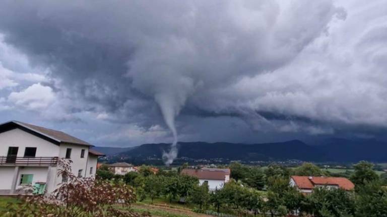 Tornado trgal ostrešja