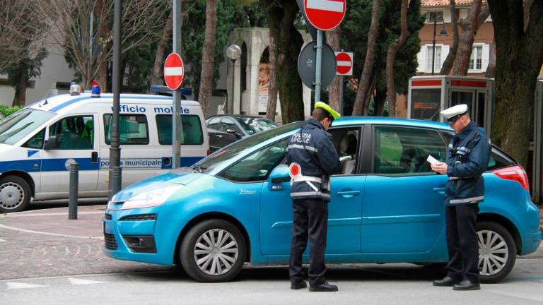 Ulegel se je sredi ceste: poleg globe še ovadba