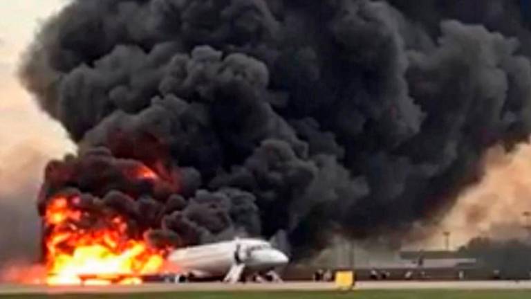 V gorečem letalu umrlo 41 ljudi
