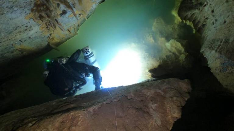 Na dnu Škalove jame raziskujejo prepletanje podzemnih voda