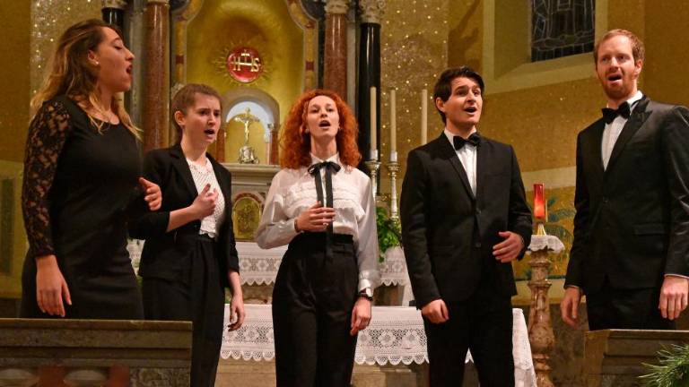 Video: Skupina Anakrousis očarala Nabrežino